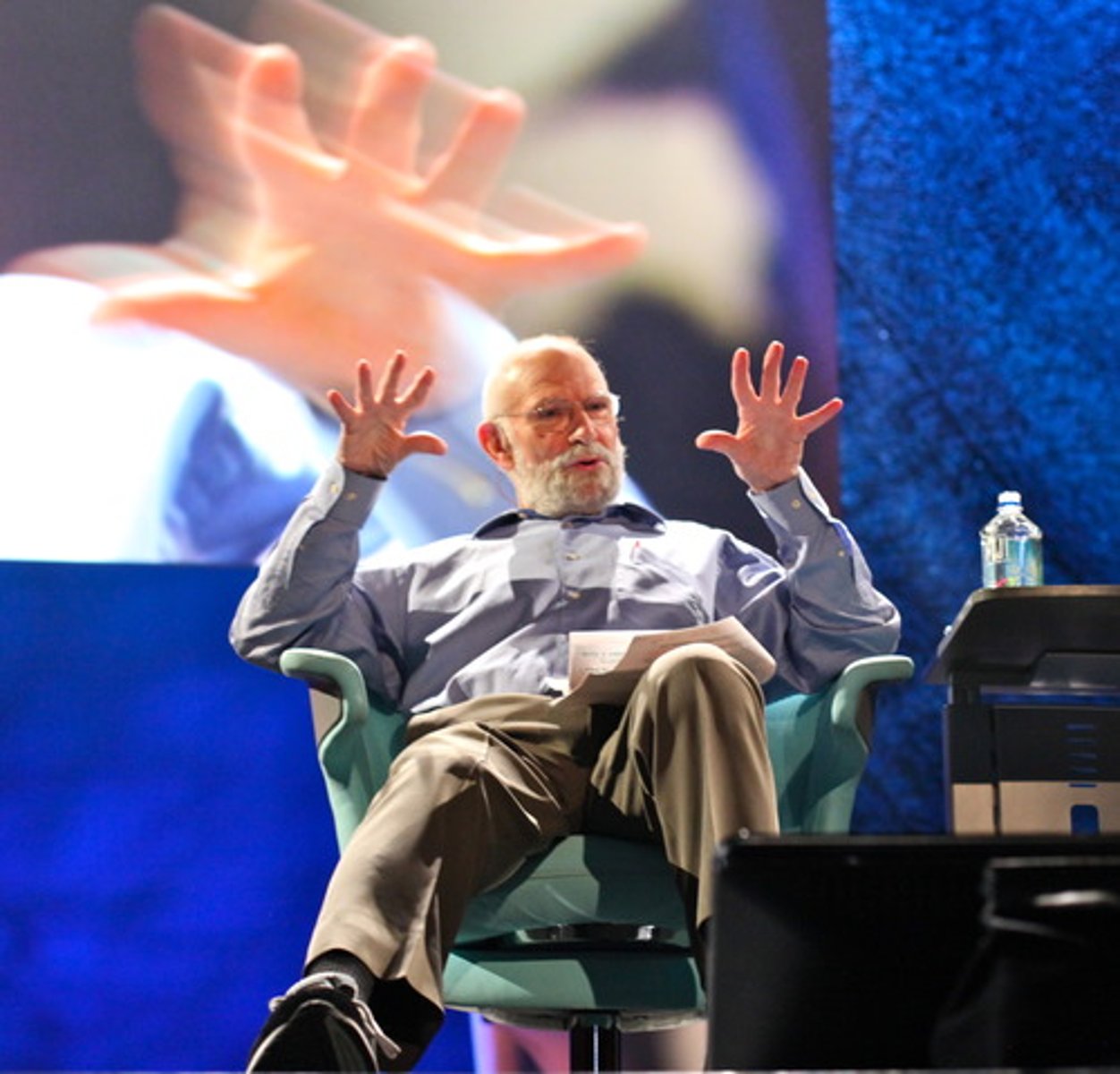 <p>a symptom of disorder in which people perceive voices or other stimuli when there are no stimuli present</p>
