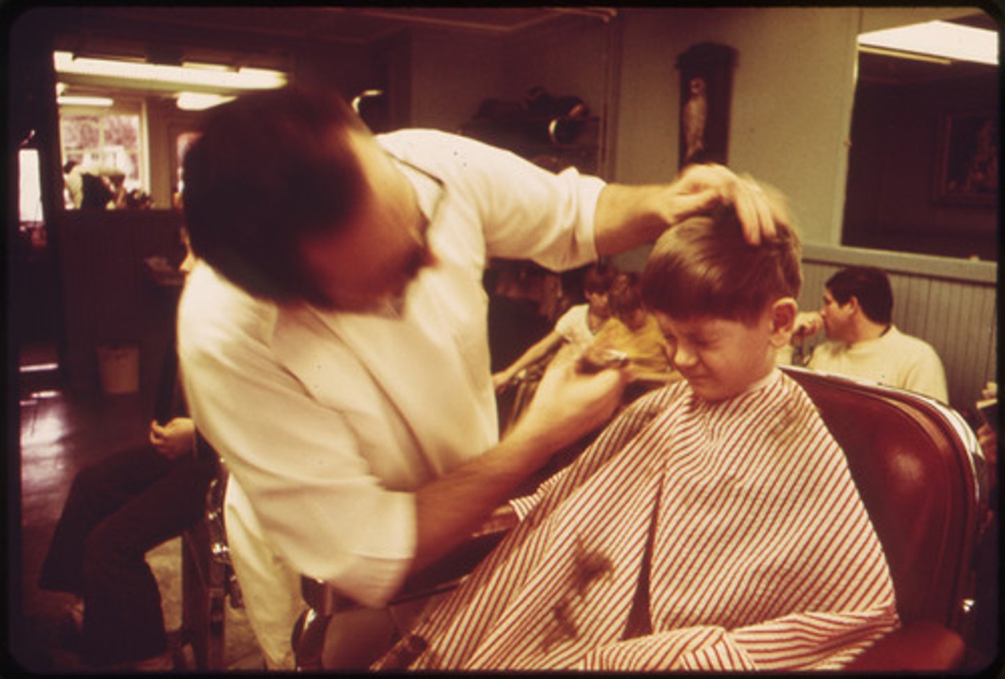 <p>tiệm cắt tóc nam</p>