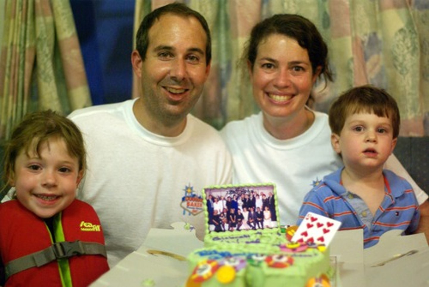 <p>hai thế hệ (trong một gia đình)</p>