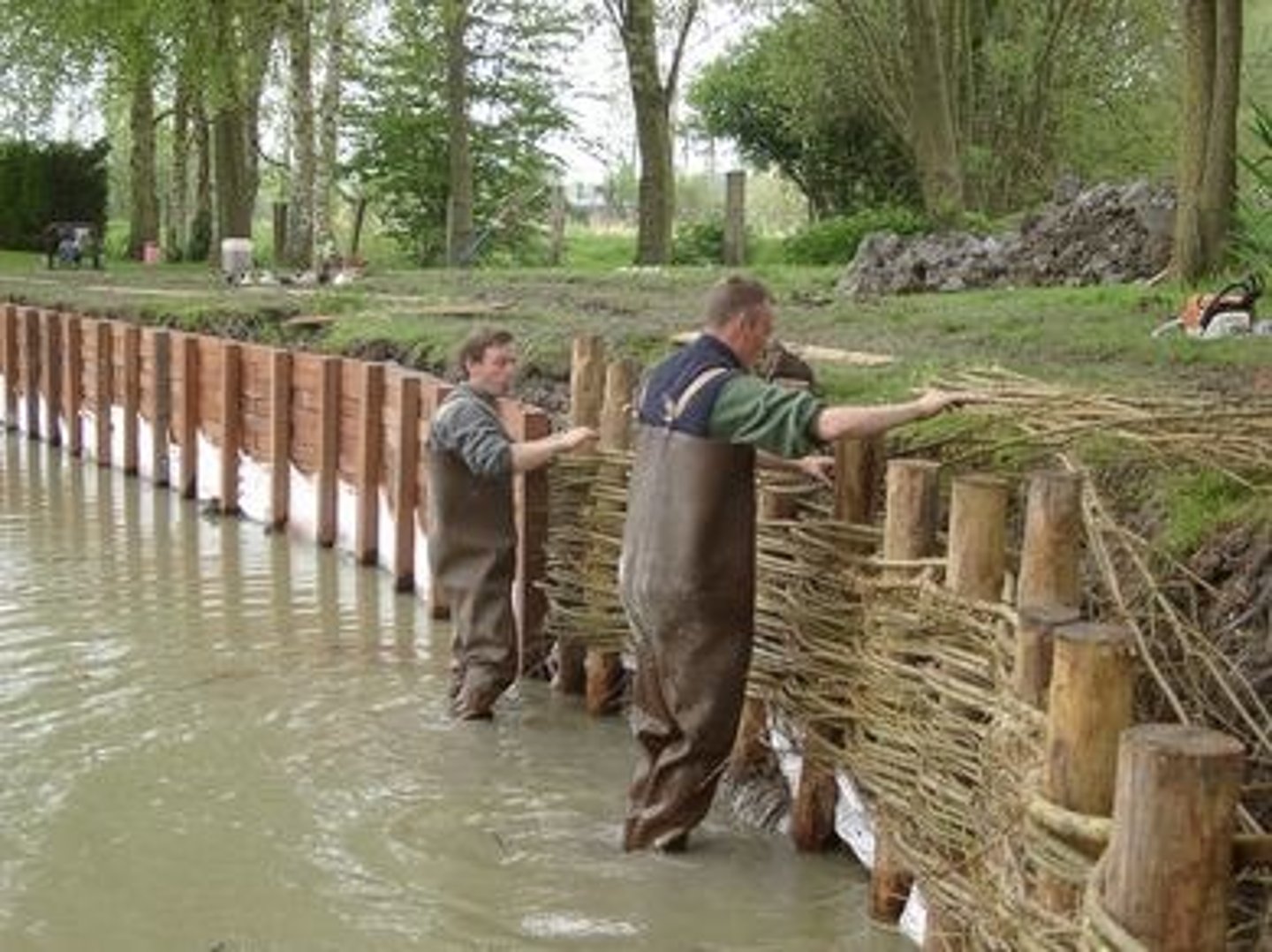 <p>Claie formée de pieux et de branchages entrelacés servant à soutenir les terres, à fermer un passage ou à lutter contre l'action érosive des eaux sur les berges des rivières.</p>