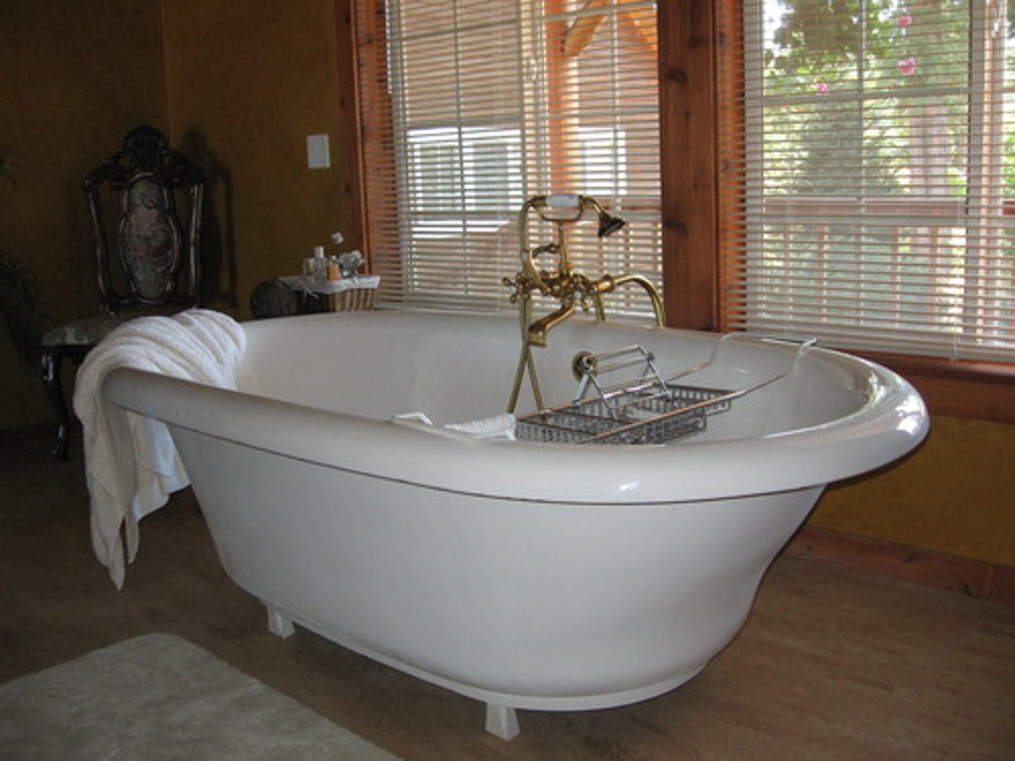 <p>to clean the bathtub</p>