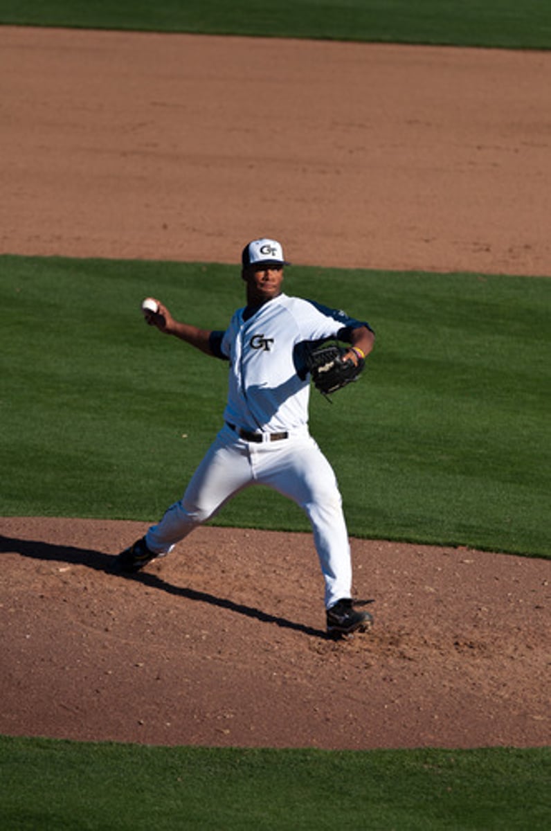 <p>vi. 倾斜；投掷；搭帐篷；坠落</p><p>vt. 投；掷；定位于；用沥青涂；扎营；向前倾跌</p><p>n. 沥青；音高；程度；树脂；倾斜；投掷；球场</p>