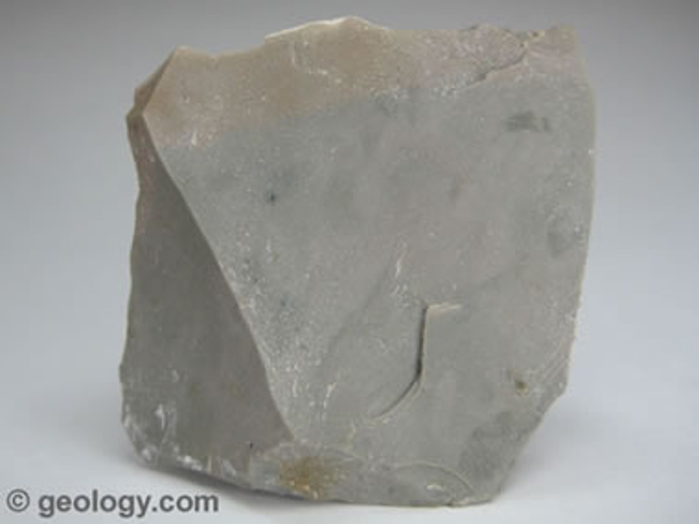 <p>sedimentary rock, composition: quartz, crystals too small to be seen, very hard (&gt;glass), conchoidal fracture</p>