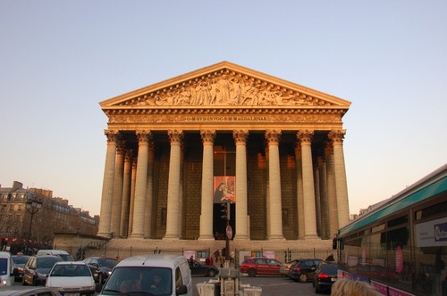 <p>grande église au centre de Paris, construite pour Napoléon</p>