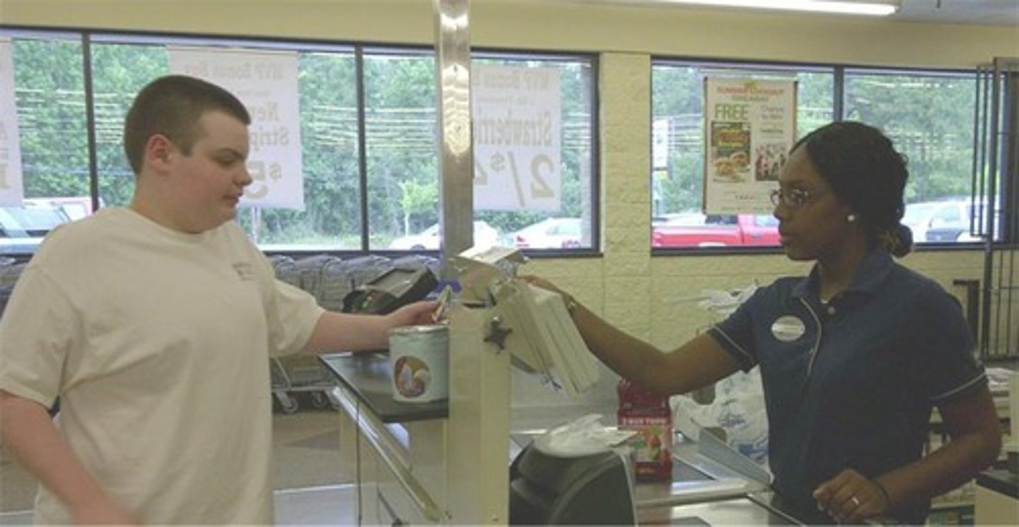 <p>trả tiền cho</p>