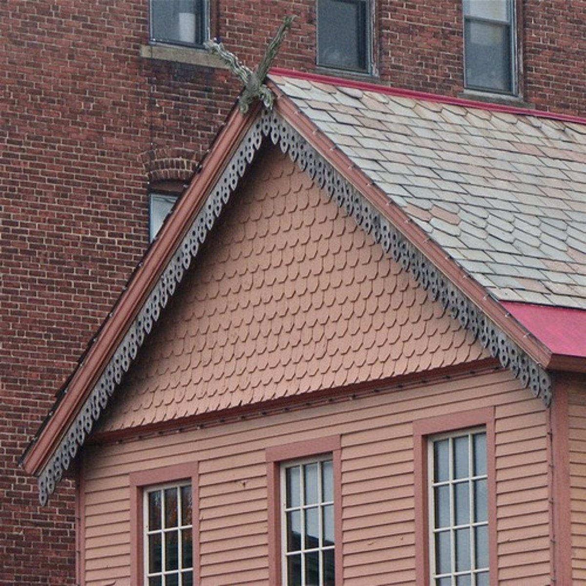<p>roof that slopes to two sides (triangle top when looking from front)</p>