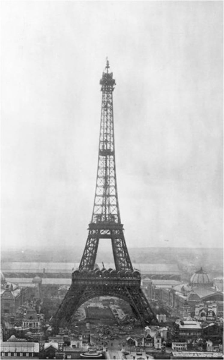 <p>(n): tháp Eiffel</p>