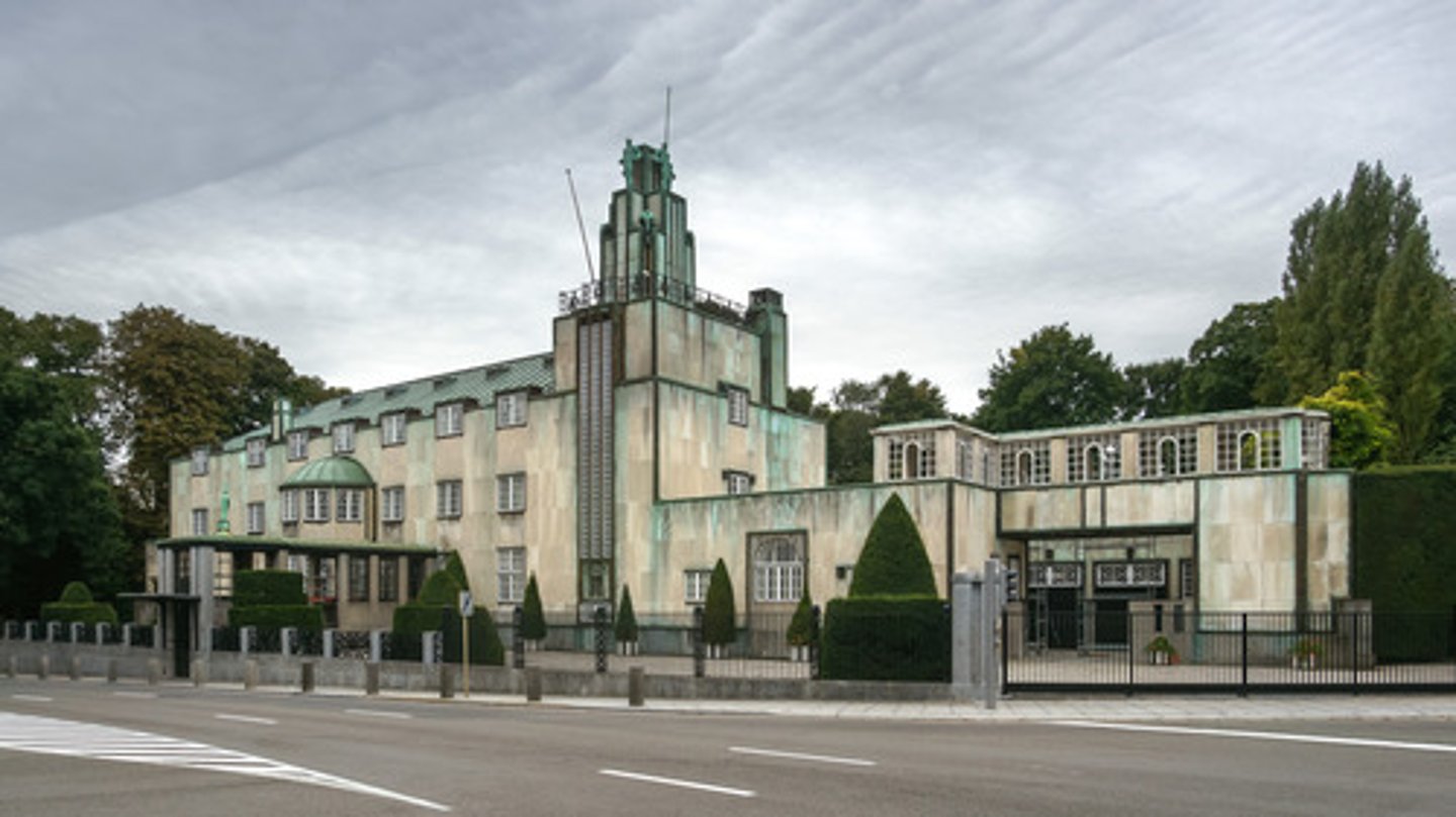 <p>In 1902 opgericht productieverbond van kunstenaars en ambachtslieden in Wenen. Streefde naar herwaardering van het handgemaakte kunstwerk binnen de dagelijkse leefomgeving. Nauw verbonden met de Wiener Sezession en de bredere art nouveau-stroming, waarbij het principe van het 'totaalkunstwerk' (Gesamtkunstwerk) centraal stond in projecten zoals het Brusselse Stocletpaleis.</p>