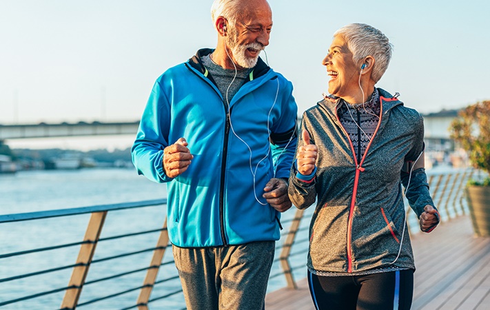 <p>Un retraité; une retraitée</p><p><span><span>Le retraité est une personne âgée.</span></span></p>