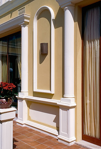<p>È un pilastro architettonico a forma di colonna sezionata in senso longitudinale, solitamente utilizzato per scopi decorativi. In pratica, è come metà di una colonna, incastrata nella parete e non progettata per sostenere pesi strutturali.</p>