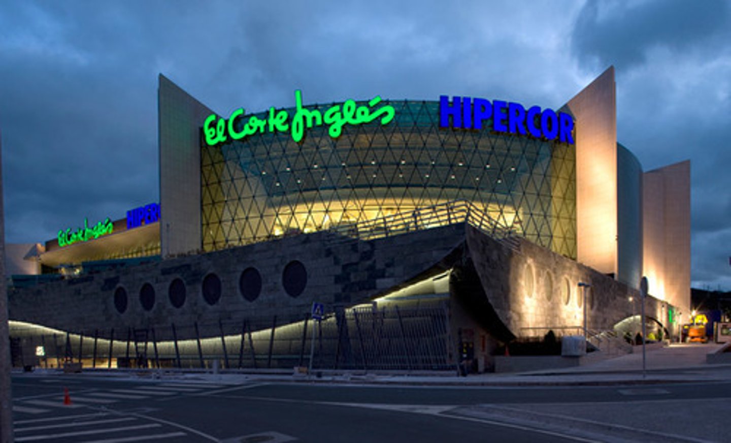 <p>A big department store where you can buy anything from food to clothes to souvenirs.</p>