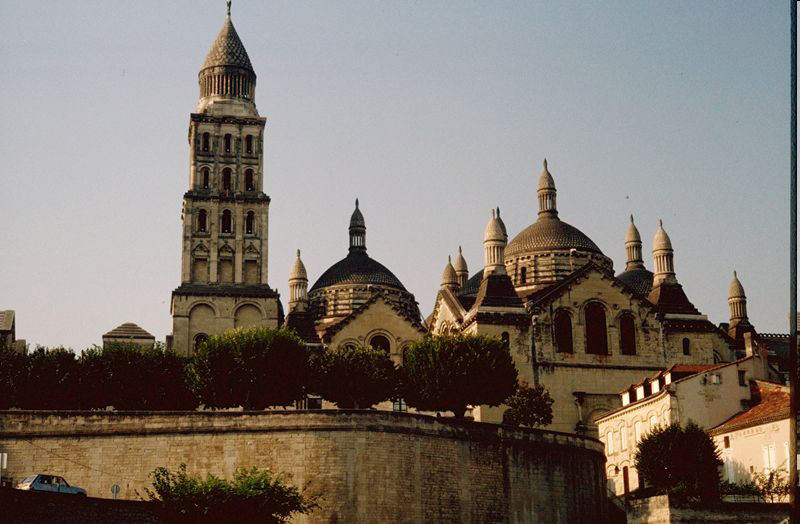 <p><strong>BAZILIKA SAIN FRONT:</strong></p><ul><li><p>Perigueux (Francie)</p></li><li><p>1150</p></li><li><p>pětikupolová</p></li><li><p>perigodská škola</p></li></ul><p></p>