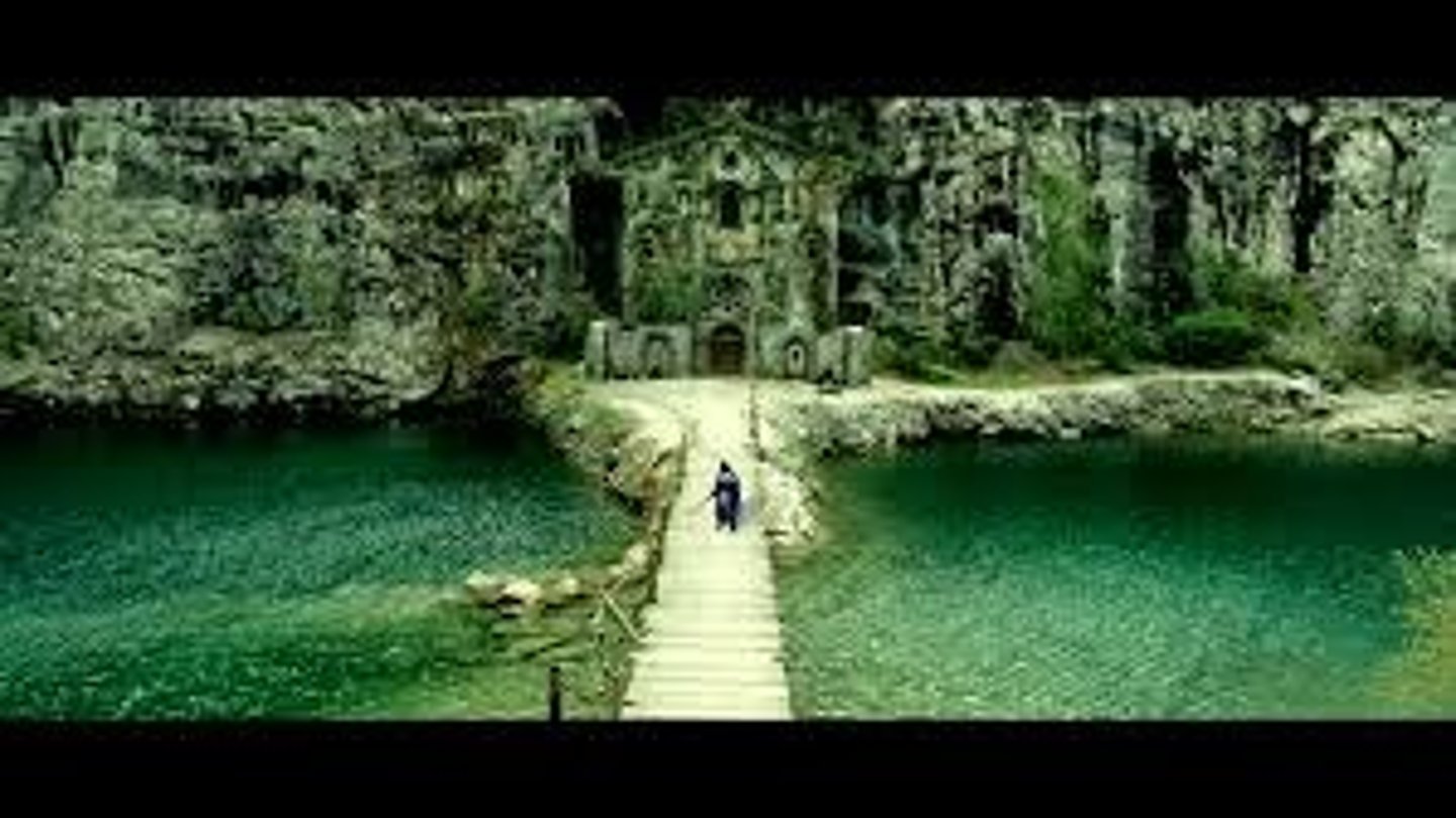 <p>subject tiny, background dominates</p>