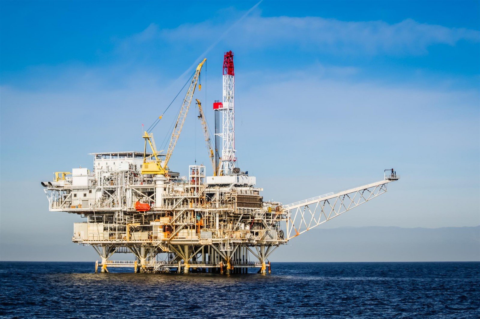 <ul><li><p>new tech (less sustainable/not environmentally friendly)</p></li><li><p>off shore</p></li><li><p>has to go through thousands of ft of water and <em>then </em>it can dig </p></li><li><p>uses LOTS of electrcity </p></li><li><p>bad bc of potential oil spills</p></li></ul>