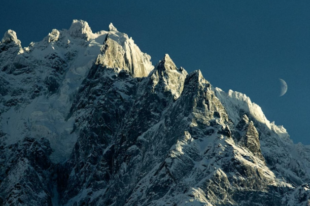 <p>a series of mountains or hills arranged in a line and connected by high ground</p>