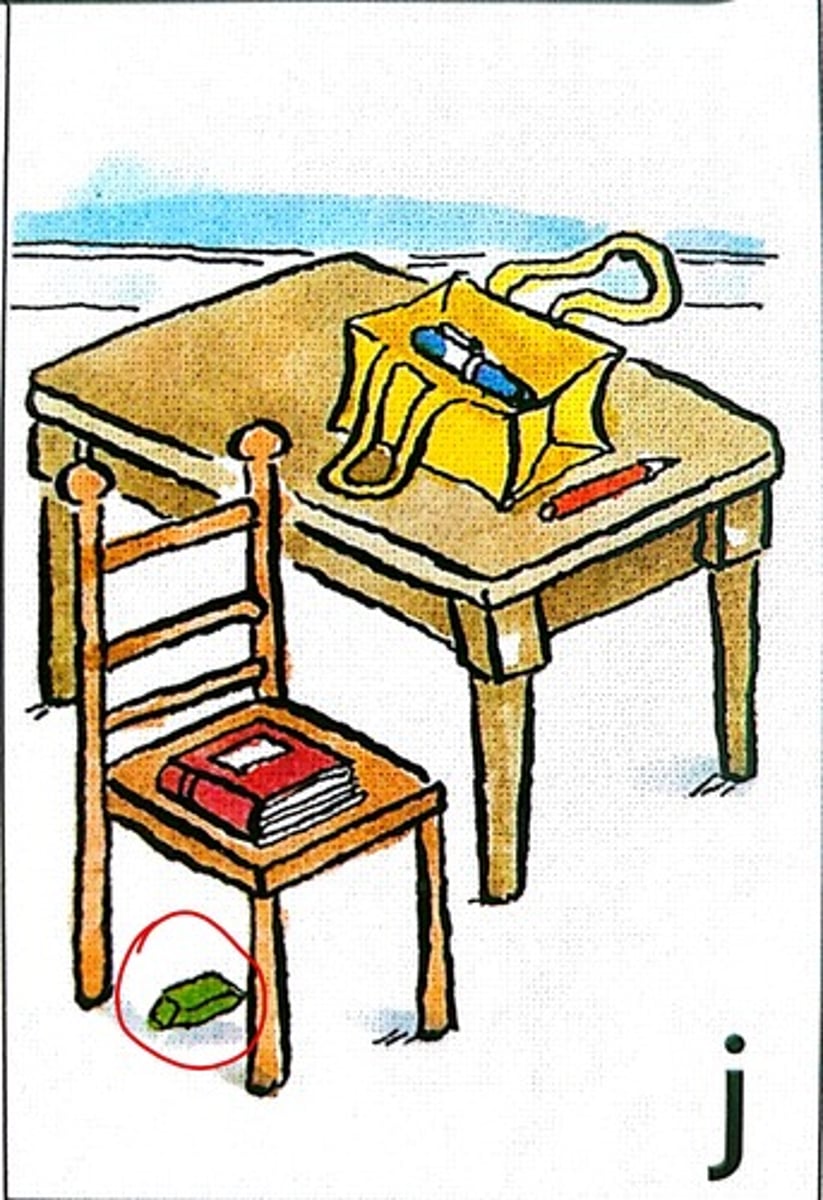 <p>Está debajo de la silla</p>