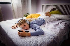 <p>Lazy</p><p>She is lazy after school</p>