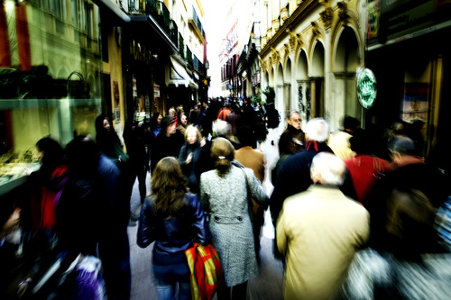 <p>bustling (adj)</p><p>(/ˈbʌslɪŋ/)</p>