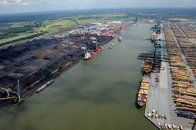 * Vooral menselijke landschapskenmerken
* Grote watervlakken
  * Haven in 
    * Antwerpen en Zeebrugge

    \

