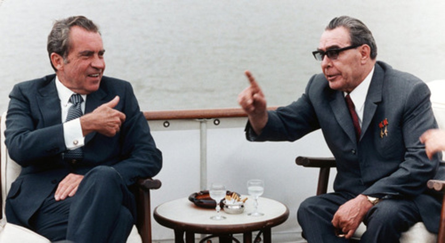 <p>The period following the Vietnam War when relations improved between communist countries and the US</p><p>El período posterior a la guerra de Vietnam, cuando mejoraron las relaciones entre los países comunistas y los EE. UU.</p>