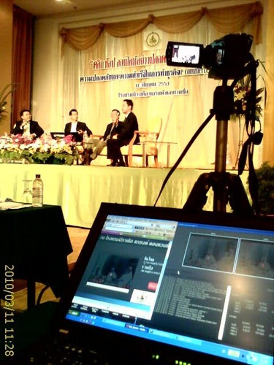 <p><strong>zhíbō</strong></p><p>Phát sóng trực tiếp</p>