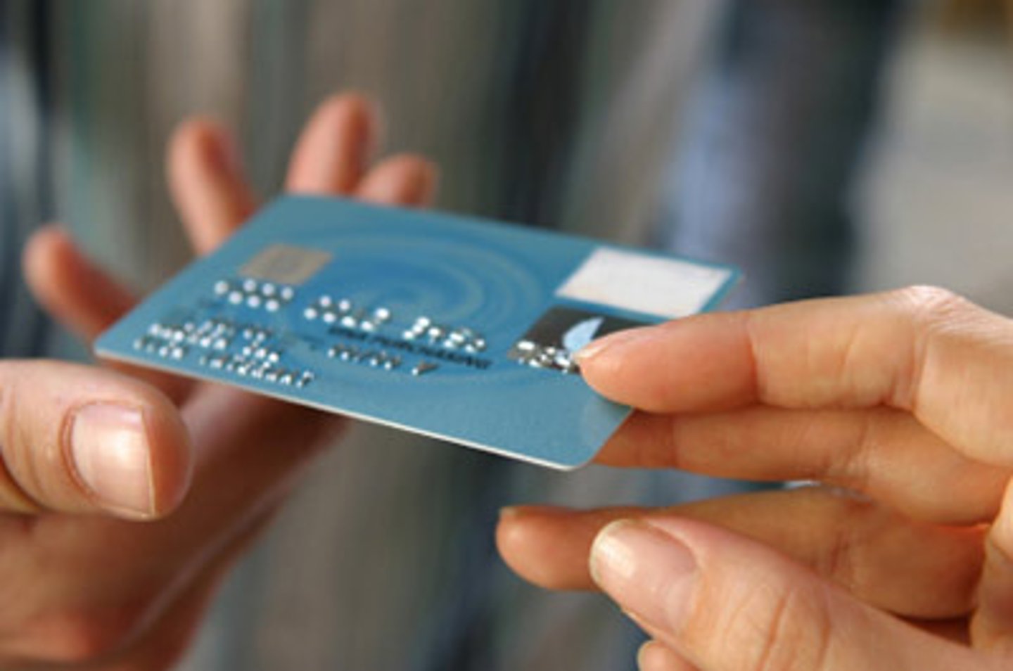 <p>payer per carte (bancaire/de crédit)</p>