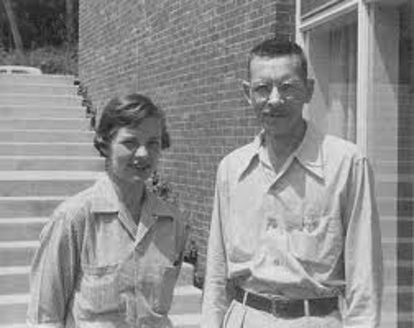 <p>Both protein and nucleic acids are part of the eukaryotic cell nucleus, and prior to 1952 it was unknown which molecule type was responsible for passing genetic information between generations. Hershey and Chase designed an experiment to test whether proteins or DNA is the hereditary material.</p>