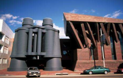 <p>The Binocular Entrance to the Chiat Building</p>