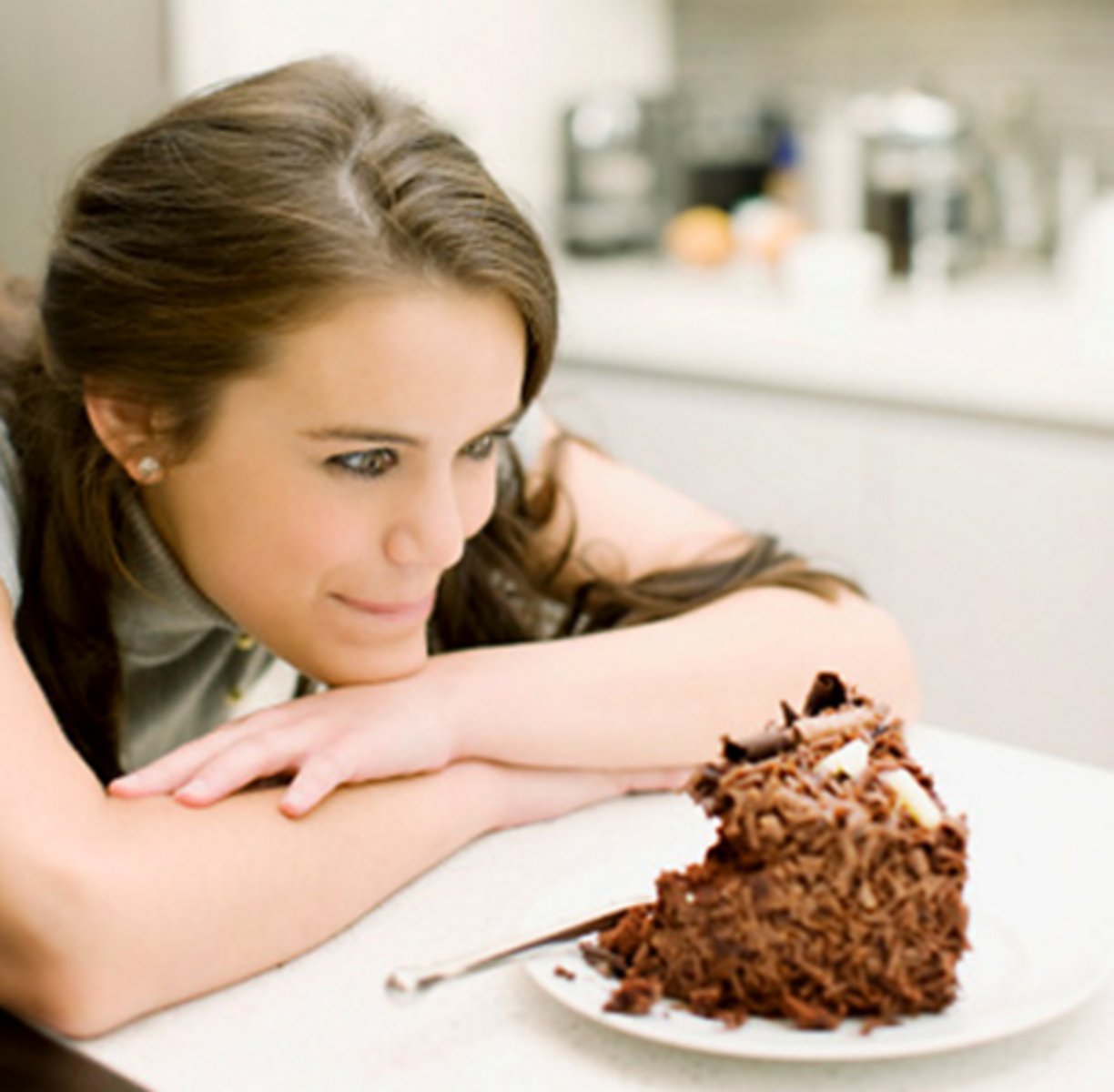 <p>lôi cuốn, hấp dẫn</p><p>ex:</p><p>- The cake looks very tempting.</p><p>- It's tempting to stay in bed on a rainy day.</p><p>Thật khó cưỡng lại việc nằm trên giường vào ngày mưa.</p>