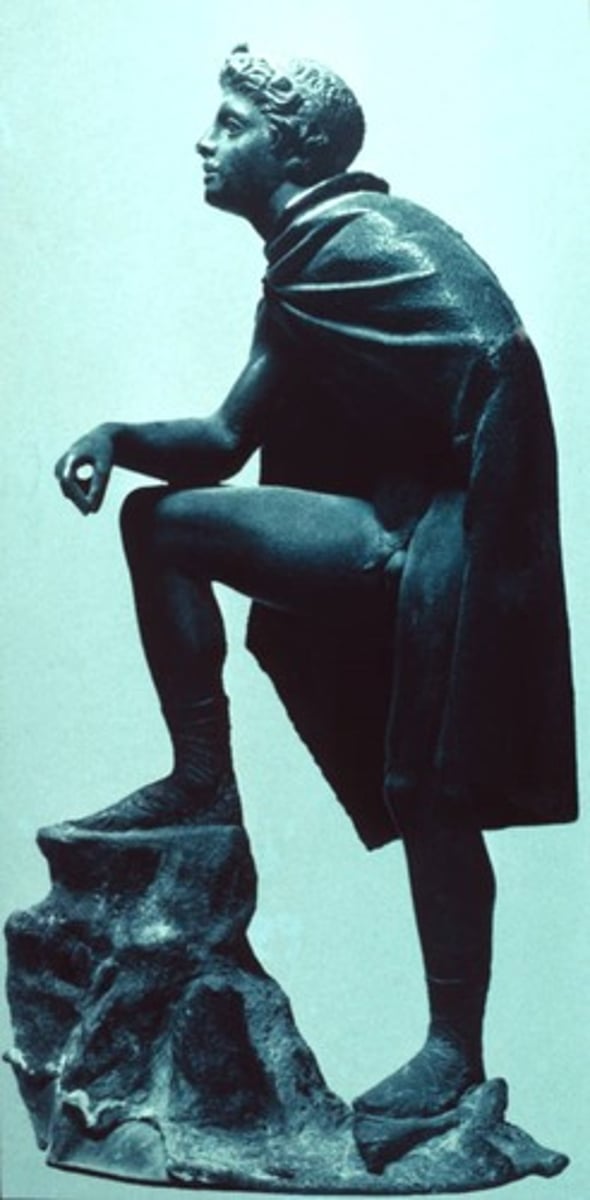 <p>Naples, Arch. Museum. Villa of the Papyri, Herculaneum. bronze copy statue, original ca. 290 BCE. one leg up, relaxing pose. young commander. smooth, youthful face</p>