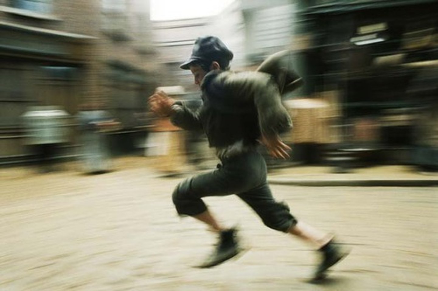 <p>escape, run away (from)</p>