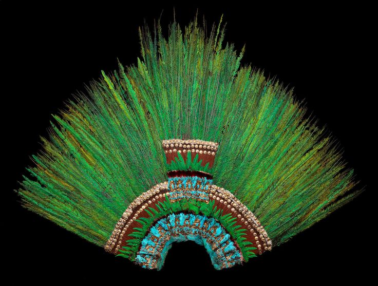 <p>158 - Ruler’s feather headdress&nbsp;(probably of Motecuhzoma II). Mexica (Aztec). 1428–1520 C.E. Feathers (quetzal and cotinga) and gold.</p>