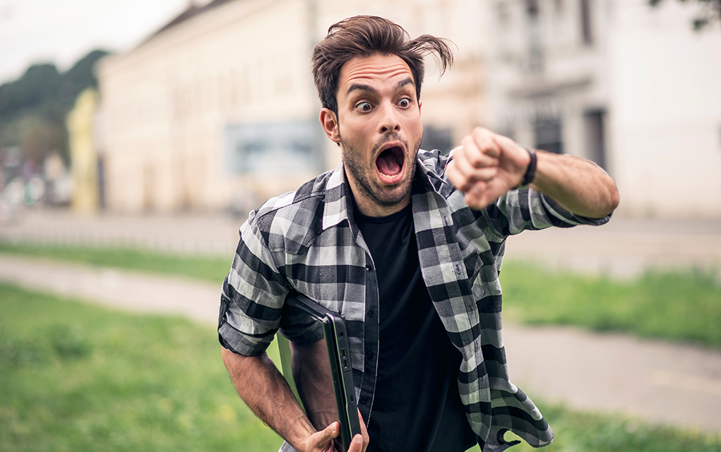 <p>Pressé(e)</p><p><span><span>Je suis pressé d'aller au lit</span></span></p>