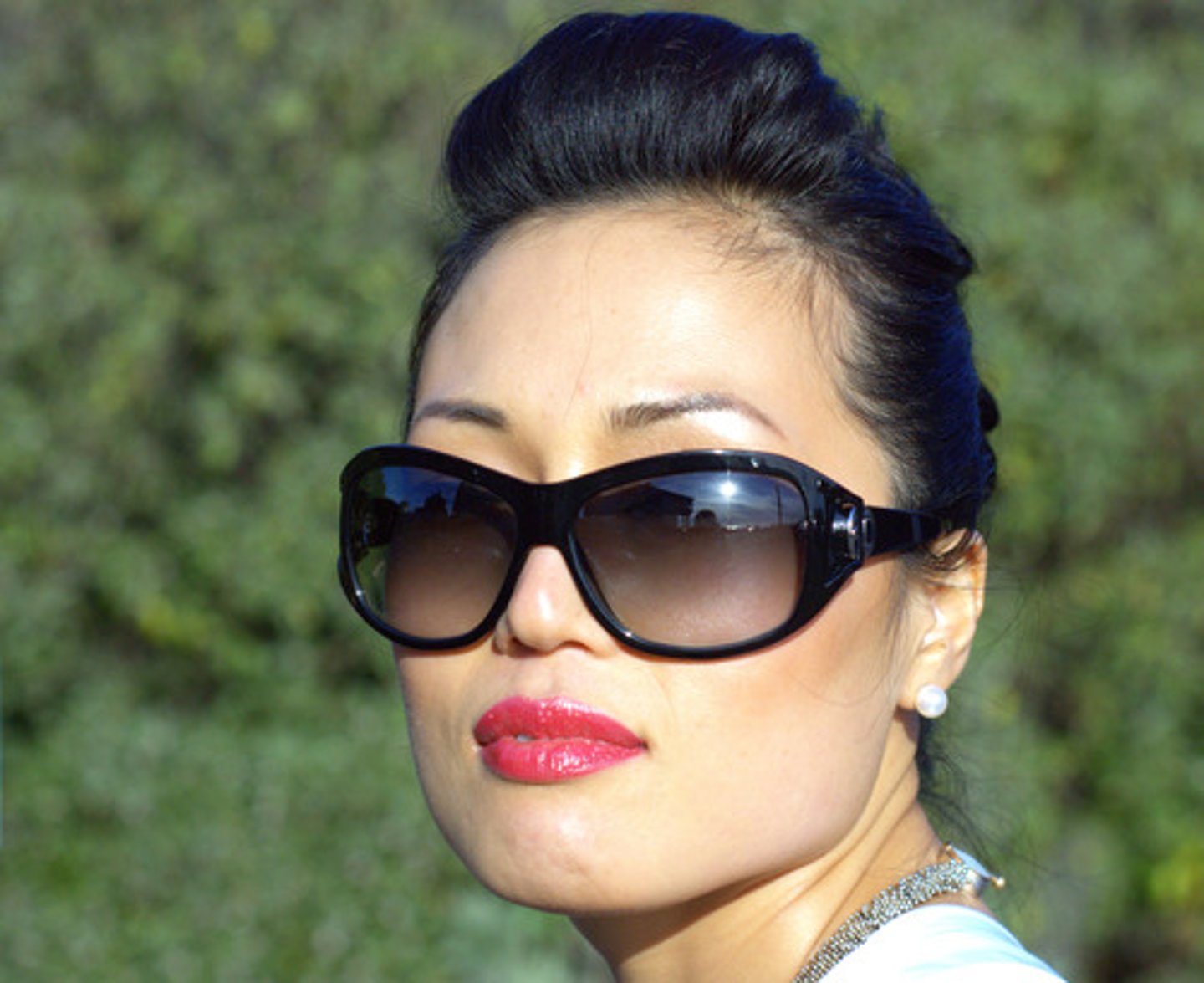 <p>to wear glasses</p>