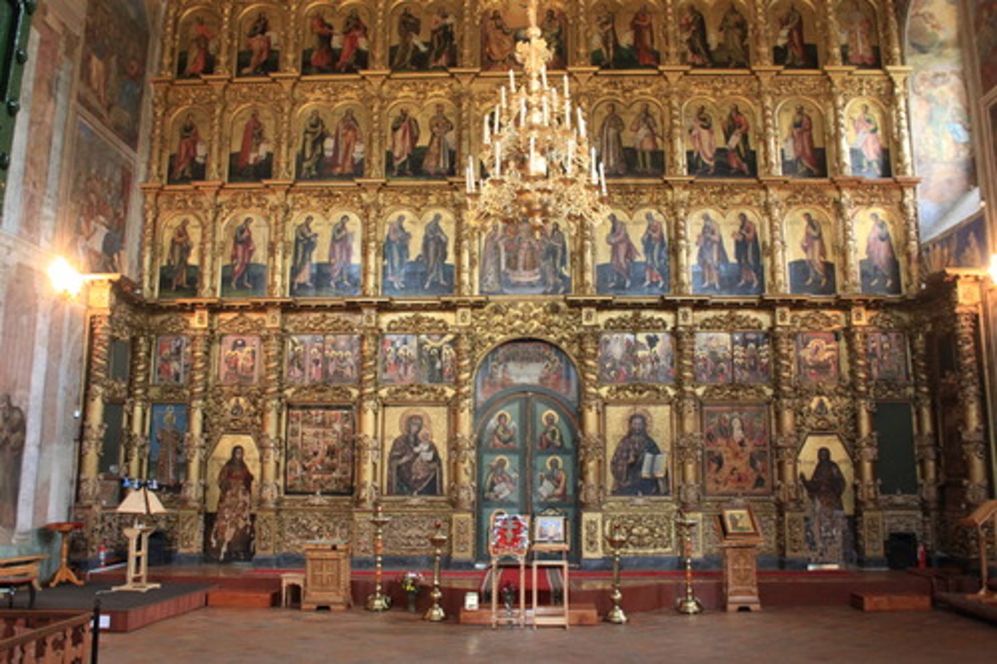 <p>a screen decorated with icons, which separates the apse from the transept of a church</p>