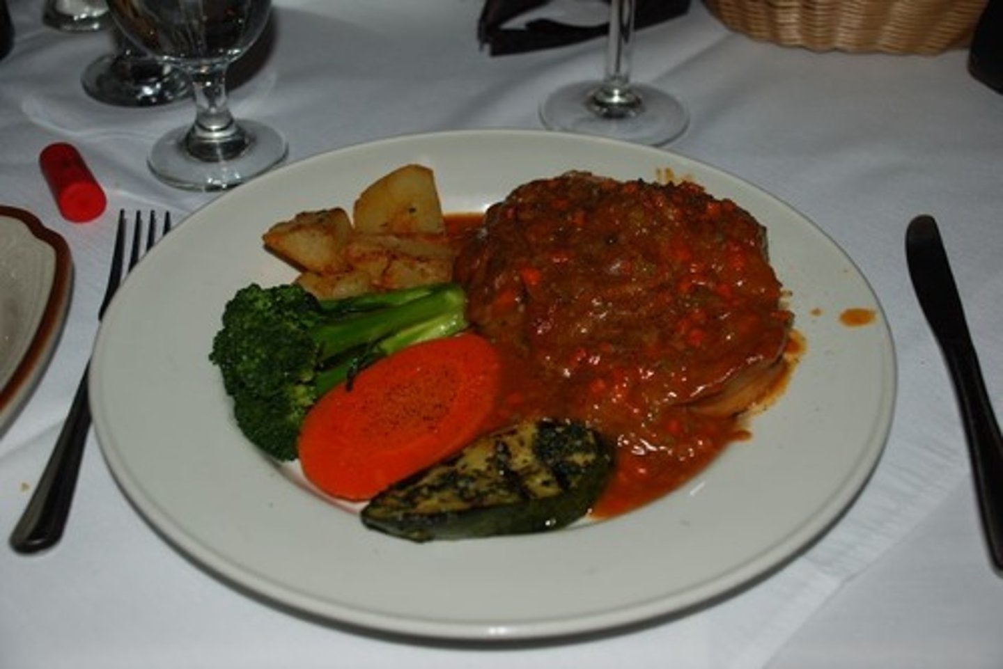 <p>a dish (course of a meal)</p>
