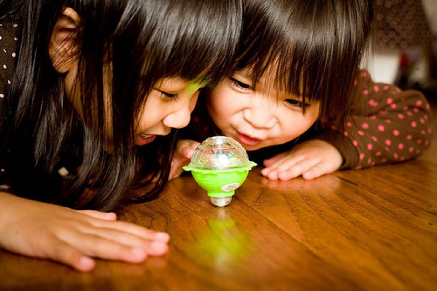 <p>/ɪnˈtriː.ɡɪŋ/</p><p>hấp dẫn, gây tò mò</p><p>= fascinating, captivating, compelling, engaging</p><p>ex: He finds history intriguing.→ Anh ấy thấy lịch sử rất hấp dẫn.</p>