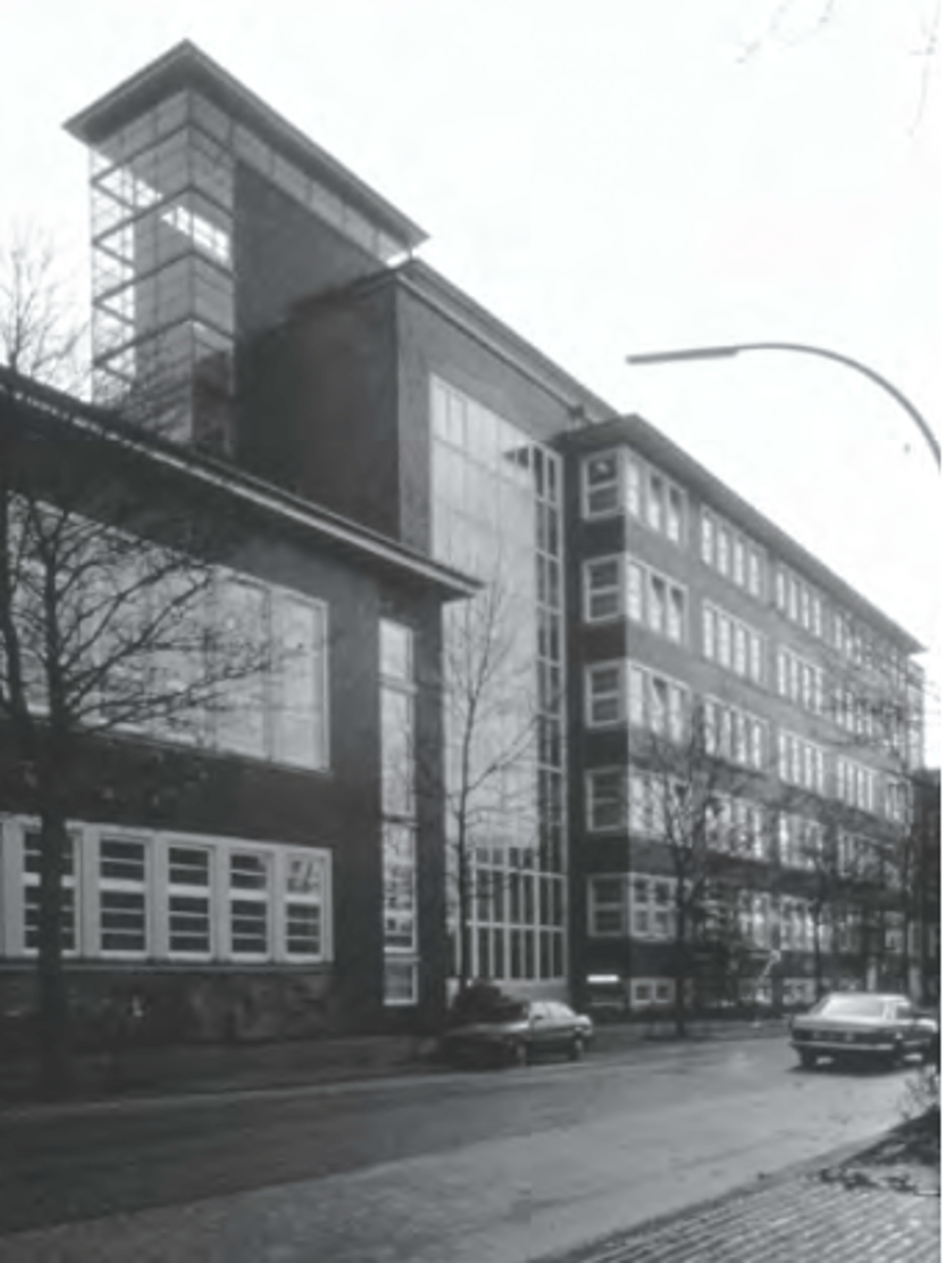<p>METSELWERK</p><p>- stalen skeletstructuur met gevebekleding als metselwerk</p><p>- activiteit en programma tonen -> eerlijkheid</p>