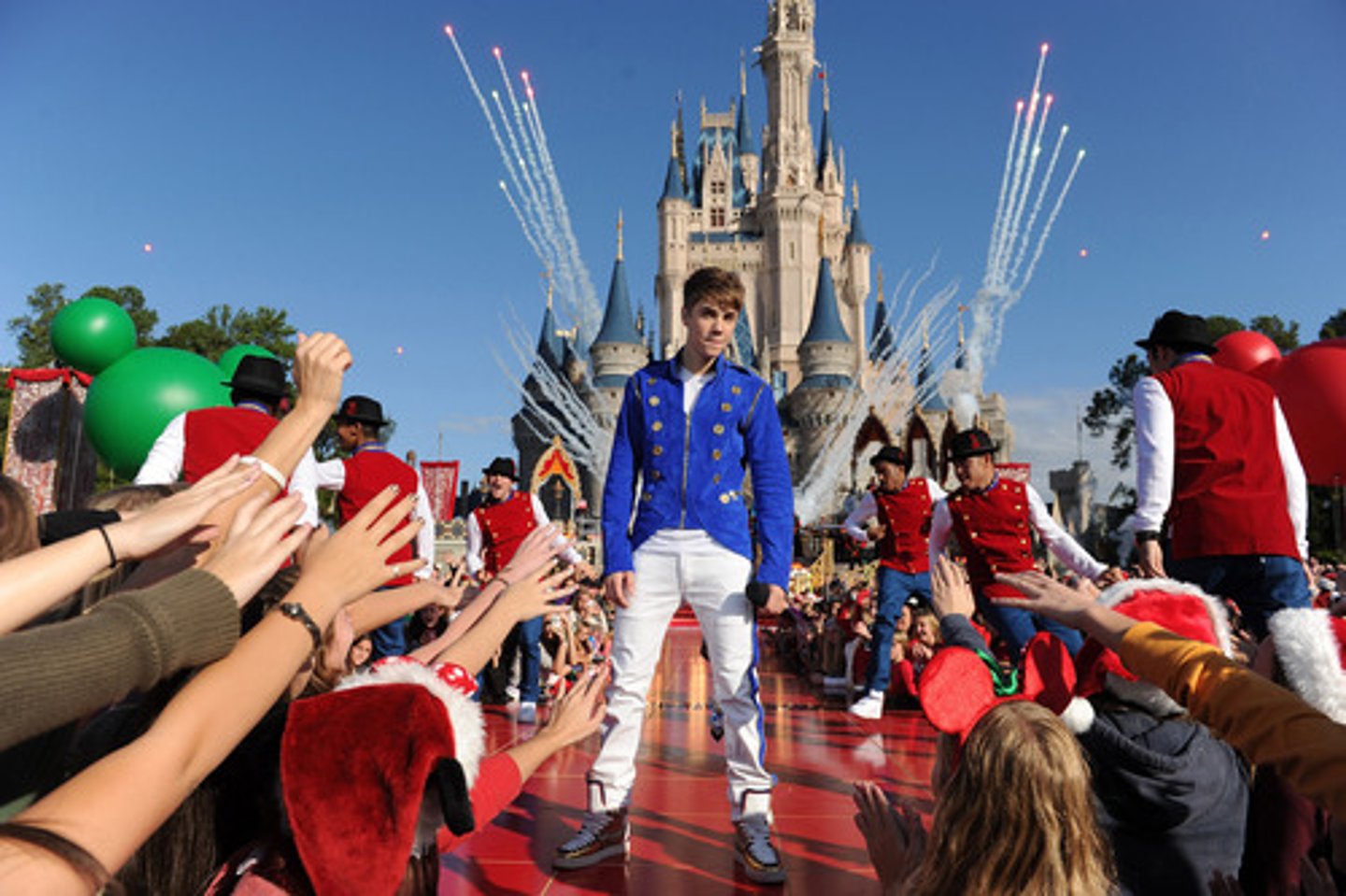 <p>Treat as a celebrity (celebrate, glorify)</p>