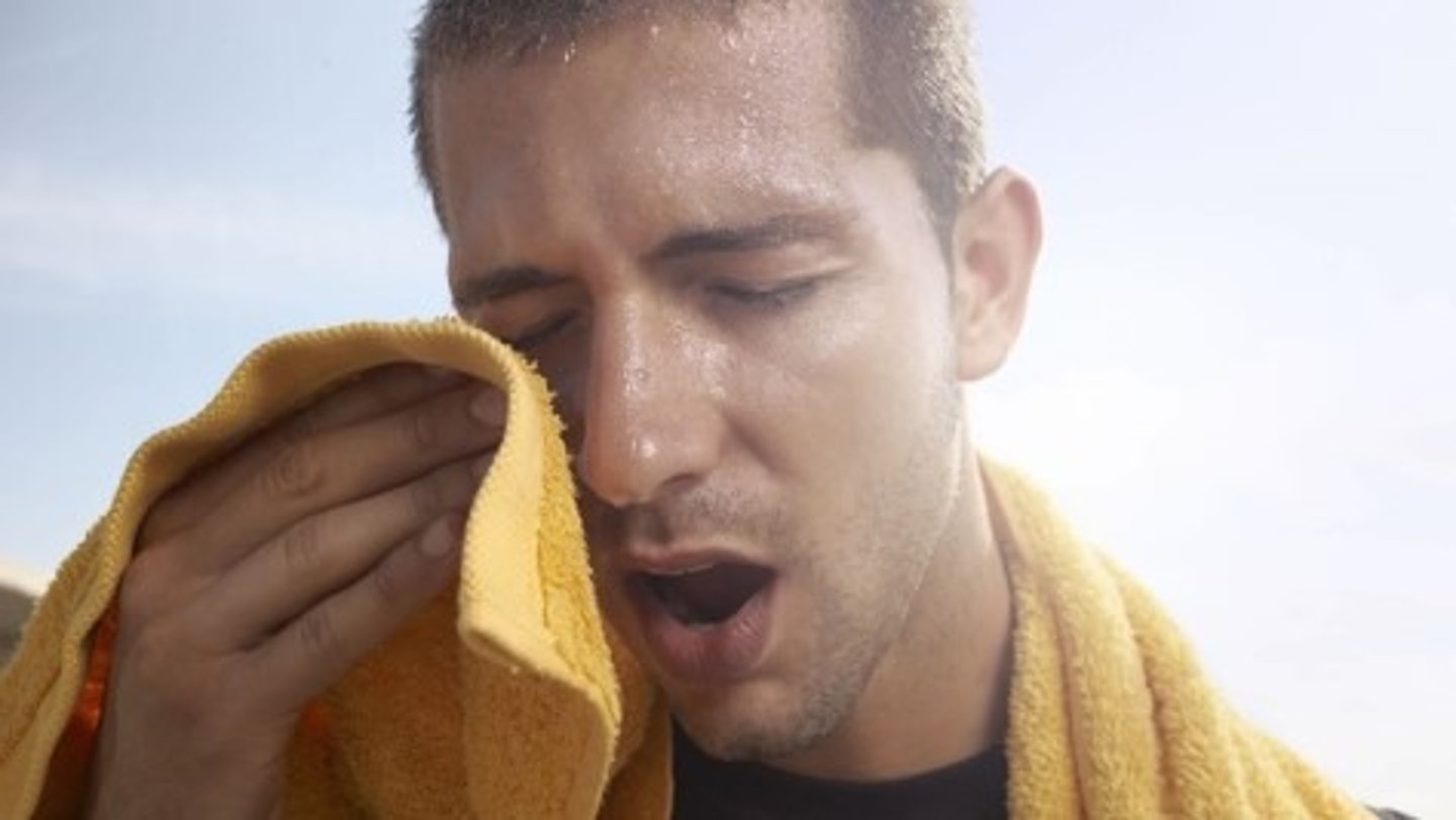 <p>to sweat</p>