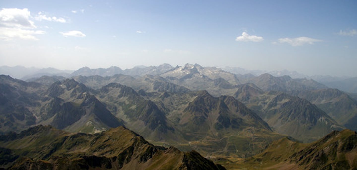 <p>Les montagnes que se trouvent au sud de la France, près de l'Espagne s'appellent...</p>