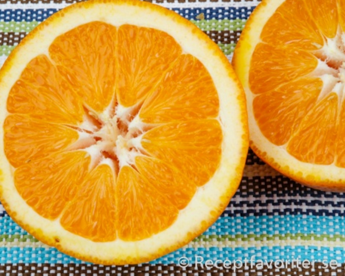 <ol><li><p>Apelsin är ett bär (enkel frukt)</p></li><li><p>Tror endast fruktämne med tanke på presentationens ordval?</p></li><li><p>Varje klyfta är en karpell, GISSAR AXILLÄR CENTRAL PLACENTATION</p></li><li><p>Vi köper hela frukten, men äter inte SKALET</p></li></ol><p></p>