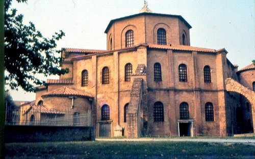 <p>Circular church, many paintings</p>