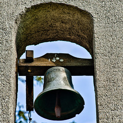Dans les villages en France, les cloches des églises _____ régulièrement.