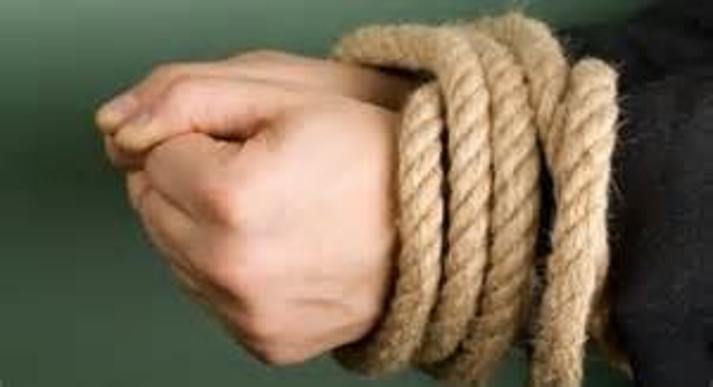 <p>(v) bắt ép, ép buộc, thúc ép</p><p>dằn xuống, nén, chế ngự</p><p>nhốt, giam cầm = force Rising energy costs are constraining consumer and business spending.</p>