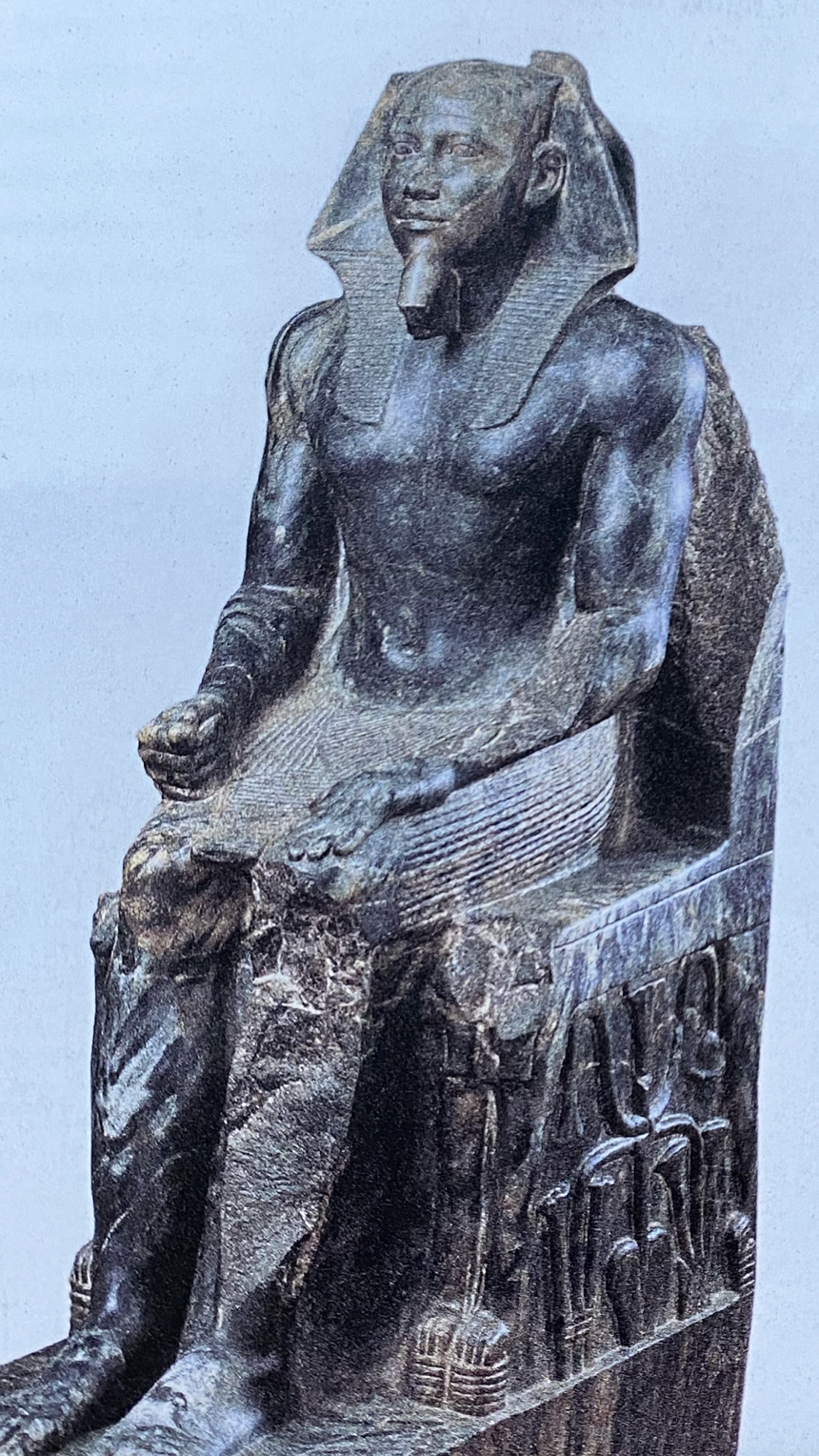 <p>What are some of the qualities that reflect kingship on the sculpture?</p>