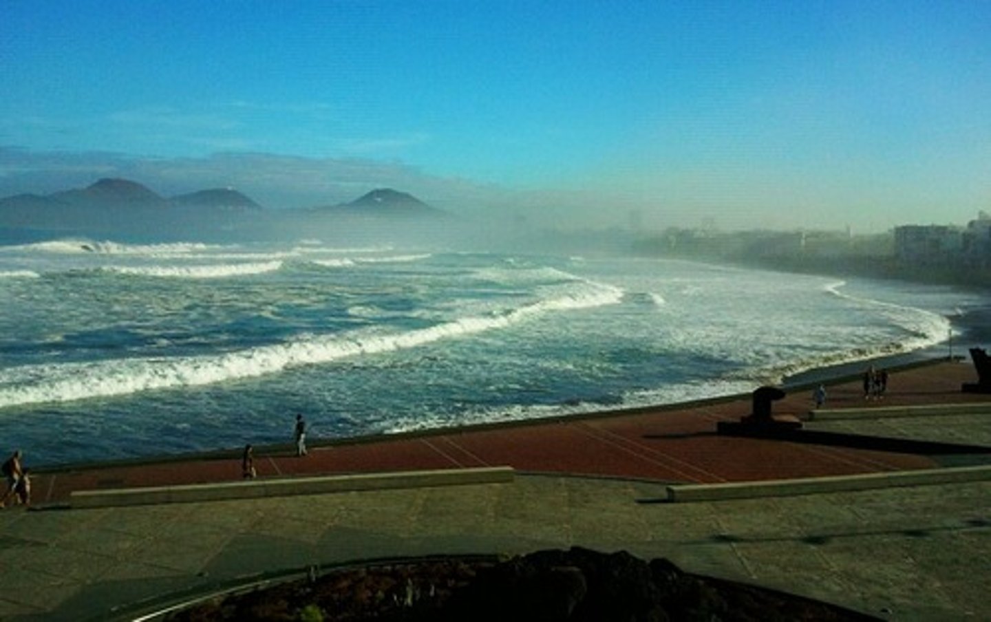 <p>Que está cerca del mar o relacionado con la costa.</p>