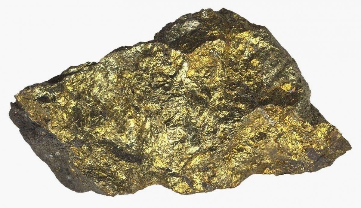 <p>Brillo metálico, color amarillo latón más intenso que la pirita. A menudo presenta un deslustre iridiscente con tonos azules o morados. Es más blanda que la pirita (dureza 3.5-4). Raya negro-verduzca. Comúnmente masiva.</p>