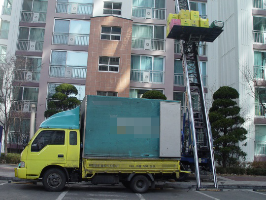 <p>이사를 한 뒤에는 이웃 사람들과 붉은 팥으로 만든 ‘시루떡’을 나누어 먹어요. 팥의 붉은색이 나쁜 일을 막아준다고 믿었기 때문이에요.</p>