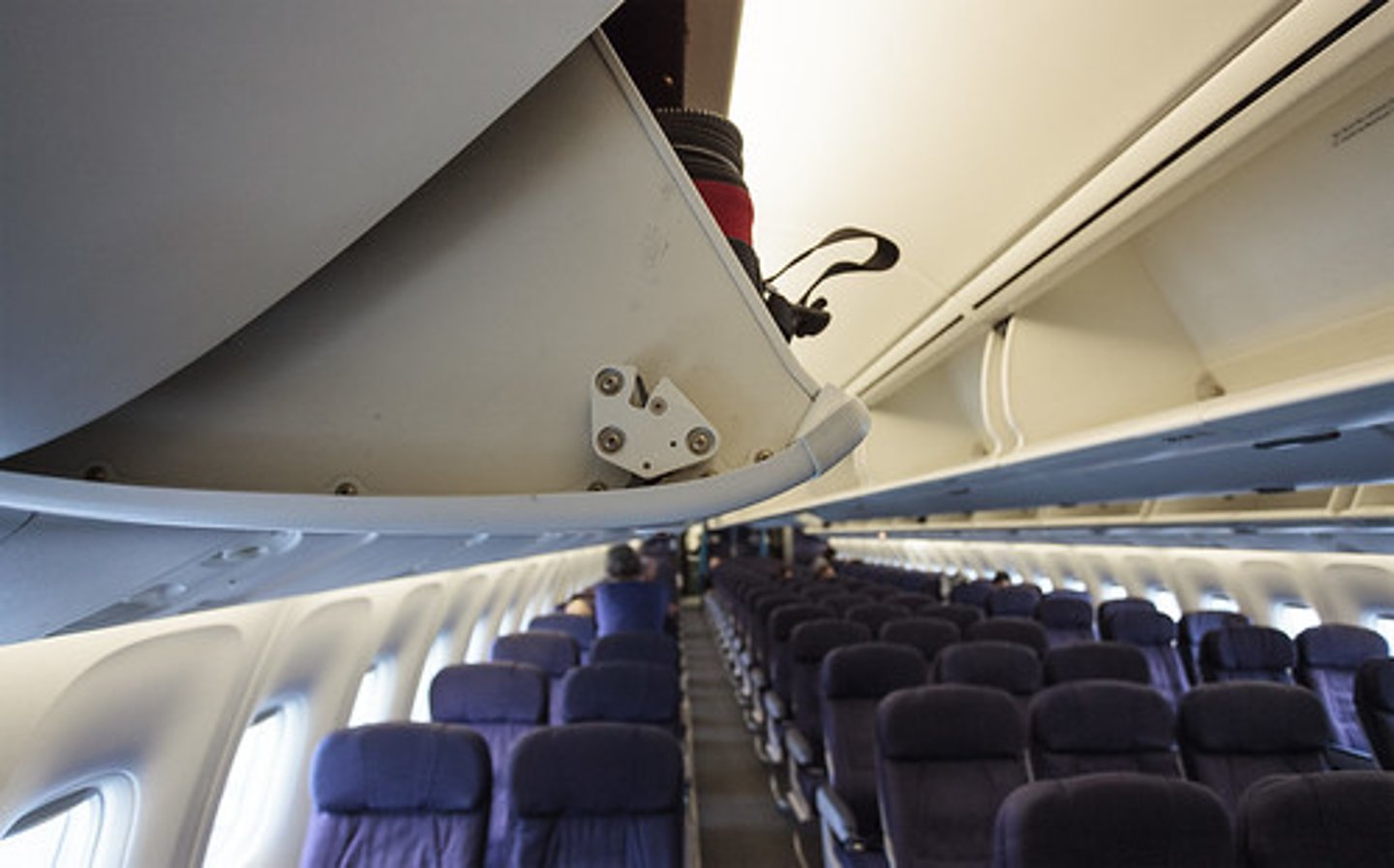 <p>Khoang (chỗ) để hành lý phía trên đầu</p>